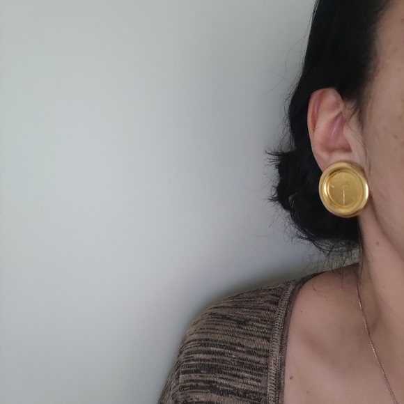 VTG Ben-Amun matte gold disc etched earrings - Picture 3 of 9